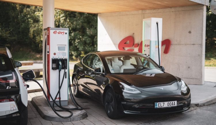 E.ON otevřel první ultrarychlou dobíjecí stanici elektromobilů v Česku. Auto dobije za deset minut