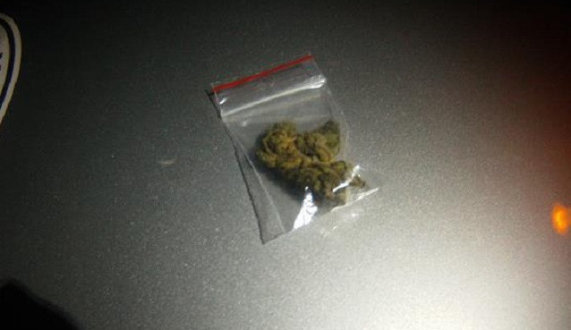 Mladík za volantem zpanikařil při pohledu na strážníky a vyhodil z okna pytlík se sušinou