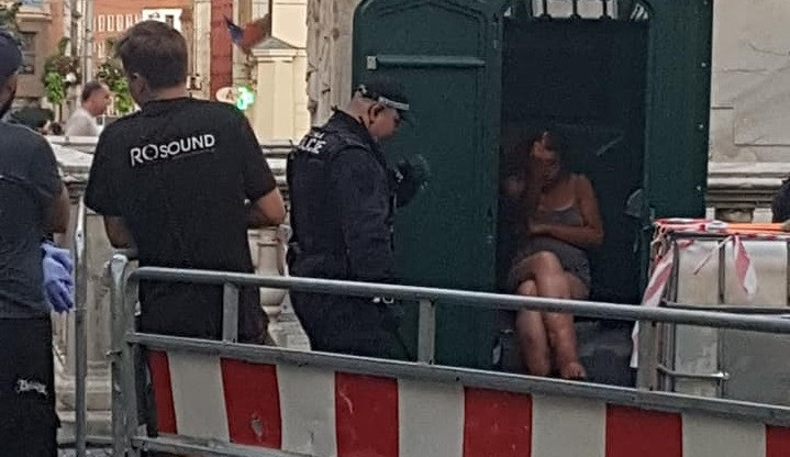 Opilá Polka se zabarikádovala na mobilním záchodě na Svoboďáku, skončila v poutech