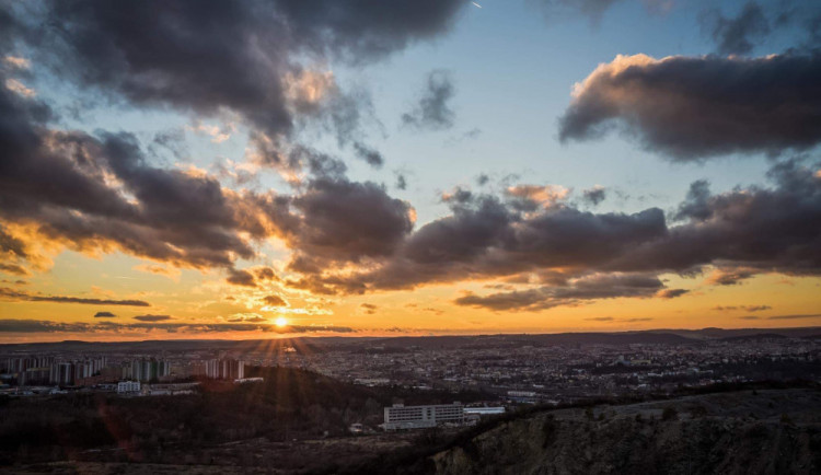 Brno chce do roku 2030 snížit emise oxidu uhličitého téměř o polovinu