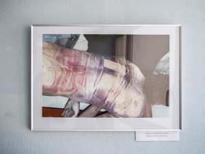 Průstřel žebra i oběšenec za ranního úsvitu, policie vystavuje fotky z místa činu