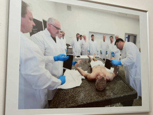 Průstřel žebra i oběšenec za ranního úsvitu, policie vystavuje fotky z místa činu