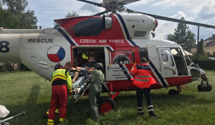 Sedmdesátiletý muž prodělal na výletě infarkt, pro pomoc dojel jeho syn na kole