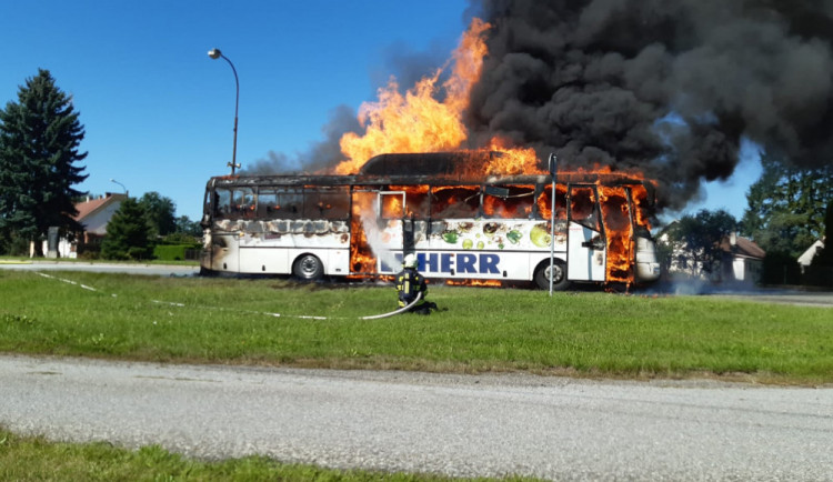 Na Táborsku shořel autobus na zemní plyn, cestovalo v něm dvacet lidí