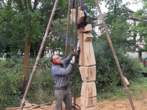 I v letošním roce probíhá před areálem Jihočeské zoologické zahrady v Hluboké nad Vltavou druhý ročník dřevosochařského sympozia pod názvem „Obři z trávy''.