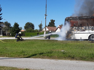 Na Táborsku shořel autobus na zemní plyn, cestovalo v něm dvacet lidí