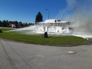 Na Táborsku shořel autobus na zemní plyn, cestovalo v něm dvacet lidí