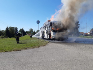 Na Táborsku shořel autobus na zemní plyn, cestovalo v něm dvacet lidí