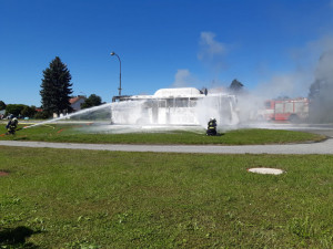 Na Táborsku shořel autobus na zemní plyn, cestovalo v něm dvacet lidí