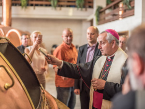 Biskup dnes požehnal várku světlého ležáku, část poputuje do Vatikánu