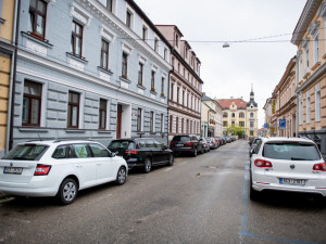 Ulici Chelčického najdeme v blízkosti autobusového a vlakového nádraží.