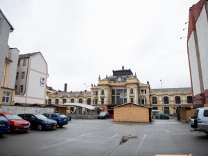 Ulici Chelčického najdeme v blízkosti autobusového a vlakového nádraží.