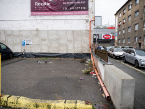Ulici Chelčického najdeme v blízkosti autobusového a vlakového nádraží.