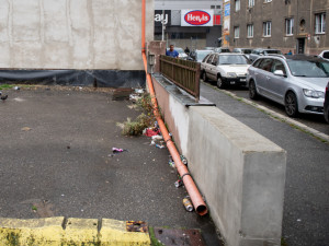 Ulici Chelčického najdeme v blízkosti autobusového a vlakového nádraží.