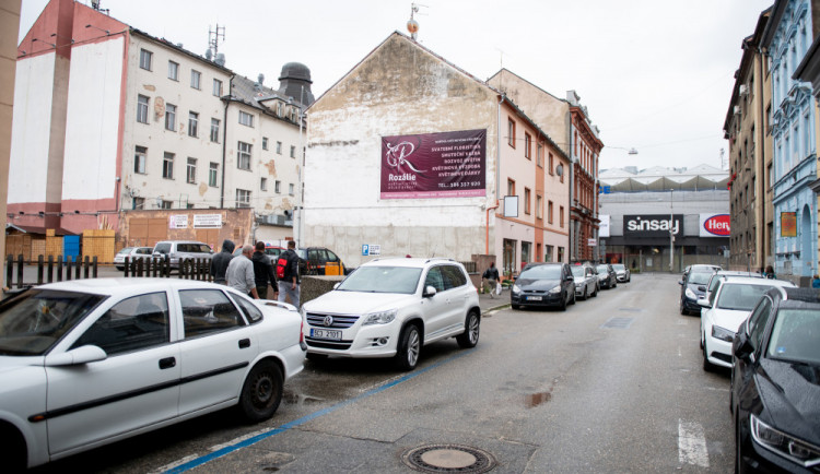 Ulici Chelčického najdeme v blízkosti autobusového a vlakového nádraží.