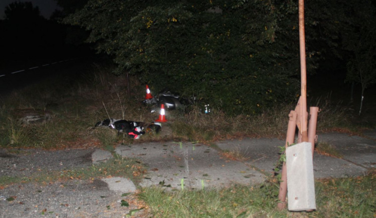 Mladý motorkář nezvládl řízení a narazil do stromu, zranil sebe i spolujezdkyni