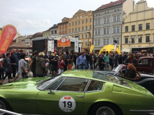 Na náměstí odstartoval desátý ročník veteránské rallye, sjelo se 150 aut