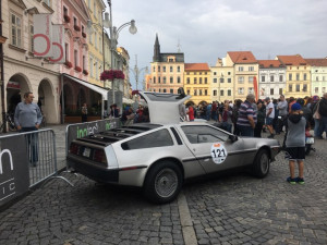 Na náměstí odstartoval desátý ročník veteránské rallye, sjelo se 150 aut