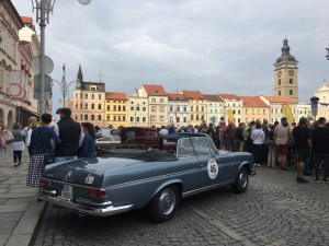 Na náměstí odstartoval desátý ročník veteránské rallye, sjelo se 150 aut