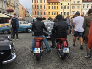 Na náměstí odstartoval desátý ročník veteránské rallye, sjelo se 150 aut