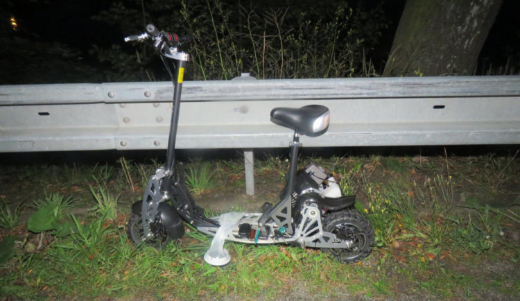 Starší muž měl tudy projíždět na motorové koloběžce a havarovat. Na místě byl nalezen v bezvědomí.