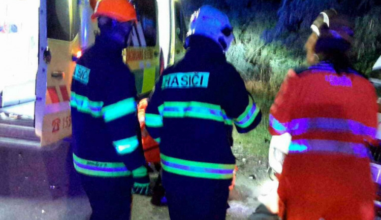 Dvacetiletý řidič rozpůlil v noci na dnešek auto o strom, na místě zemřel