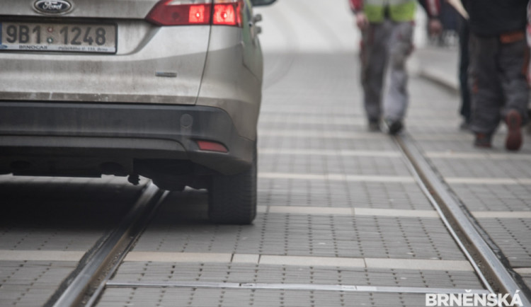 Nožem ozbrojený muž si v Brně lehl na koleje a chtěl zemřít, zachránili ho svědci