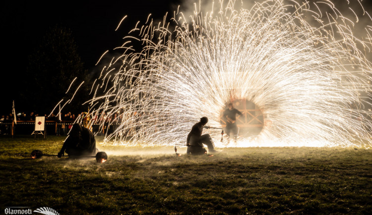 FOTO: Sokolský ostrov včera ovládli rytíři na koních