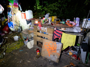 Noční návštěva squatu a opilec, který měl co dělat sám se sebou