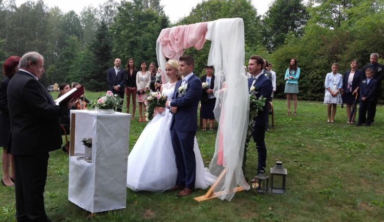 Temelínské chladící věže letos svědčily u sedmi svateb