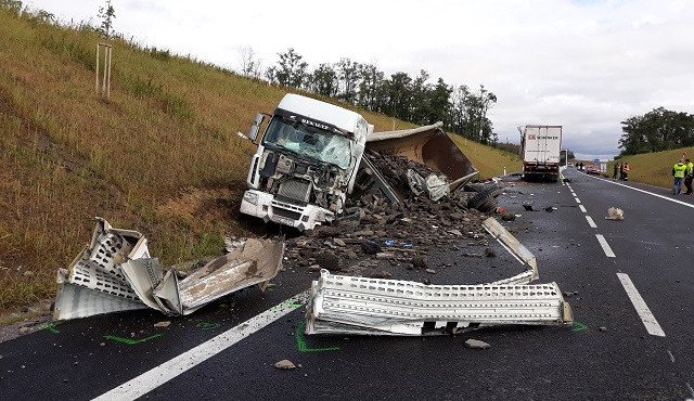 FOTO: Tragický začátek týdne. Na Znojemsku se srazily dva kamiony, jeden řidič na místě zemřel