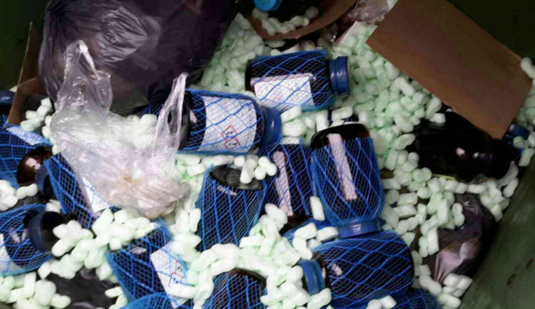 Do kontejneru ve Vyškově někdo vyhodil desítky lahví s chemikáliemi, šlo o jód a kyselinu chlorovodíkovou