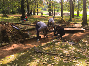 Archeologové našli v Letech hrob vězeňkyně a hrobové jámy