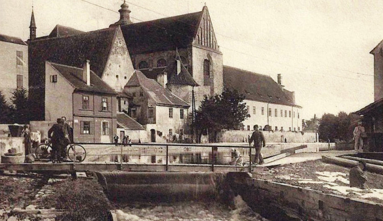 DRBNA HISTORIČKA: Místo za klášterem patřilo vorům a sokolská plovárna byla velkým lákadlem