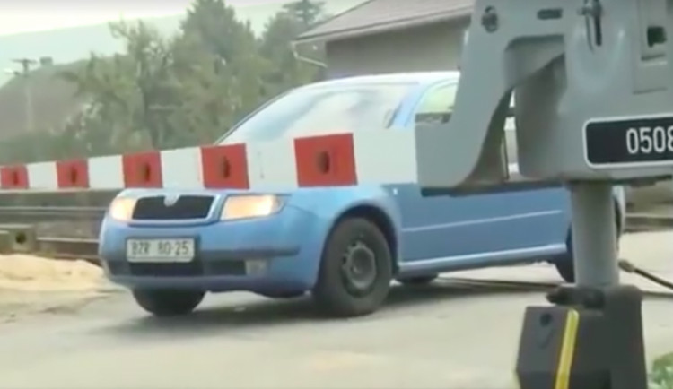 VIDEO: Ministerstvo dopravy radí řidičům co dělat, když zůstanou stát na železničním přejezdu