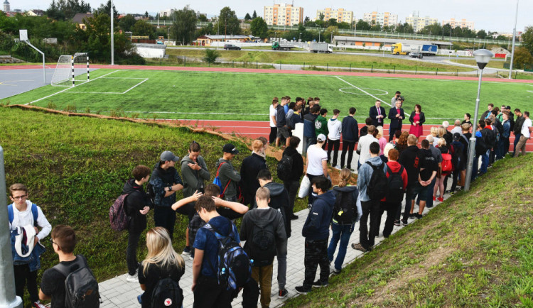 Budějcká automobilní a technická škola má nový sportovní areál. Na výstavbu přispěl kraj