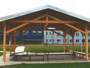 Budějcká automobilní a technická škola má nový sportovní areál. Na výstavbu přispěl kraj