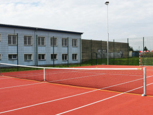 Budějcká automobilní a technická škola má nový sportovní areál. Na výstavbu přispěl kraj