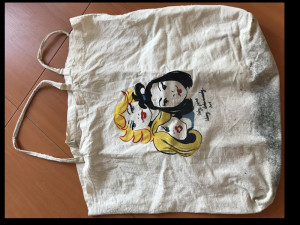 Žena u sebe měla látkovou tašku z Penny.