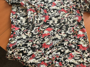 Tričko, které měla žena na sobě.