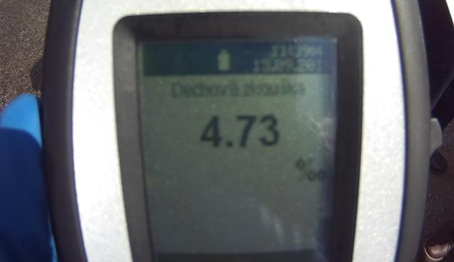 Namol opilá dvojice spala na zastávce MHD v Brně. Dohromady nadýchali přes osm promile