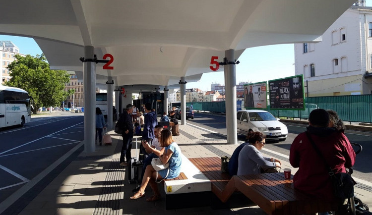 Autobusák u Grandu prošel rekonstrukcí. Cestující mohou nově využít toalety nebo čekárnu