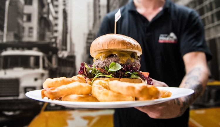 Na Úvoze otevřela prvotřídní americká restaurace. Nabízí čerstvé burgery z jihomoravských býčků
