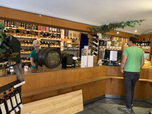 Máte chuť na kvalitní víno či sezónní burčák a nechce se vám pro něj do vinotéky? Nezoufejte. Přímo domů vám oblíbený nápoj přiveze Vinotéka Sklípek