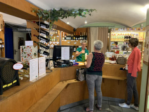 Máte chuť na kvalitní víno či sezónní burčák a nechce se vám pro něj do vinotéky? Nezoufejte. Přímo domů vám oblíbený nápoj přiveze Vinotéka Sklípek