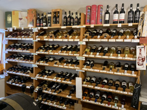 Máte chuť na kvalitní víno či sezónní burčák a nechce se vám pro něj do vinotéky? Nezoufejte. Přímo domů vám oblíbený nápoj přiveze Vinotéka Sklípek