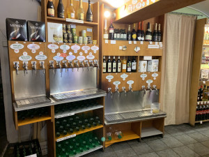 Máte chuť na kvalitní víno či sezónní burčák a nechce se vám pro něj do vinotéky? Nezoufejte. Přímo domů vám oblíbený nápoj přiveze Vinotéka Sklípek