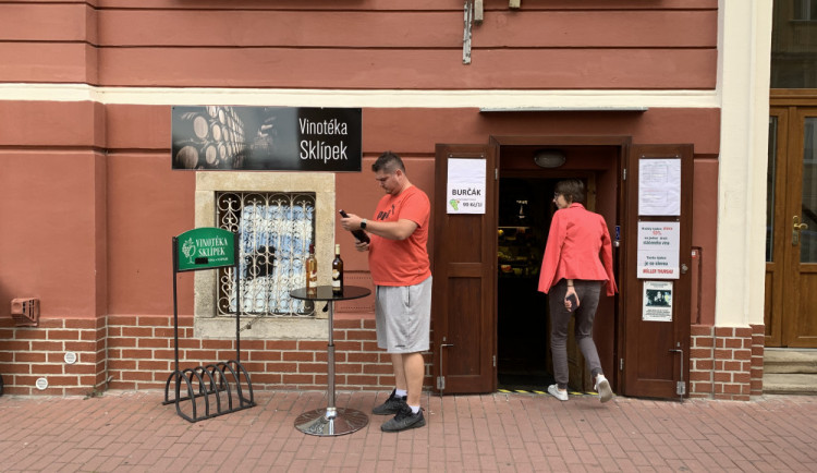 Máte chuť na kvalitní víno či sezónní burčák a nechce se vám pro něj do vinotéky? Nezoufejte. Přímo domů vám oblíbený nápoj přiveze Vinotéka Sklípek