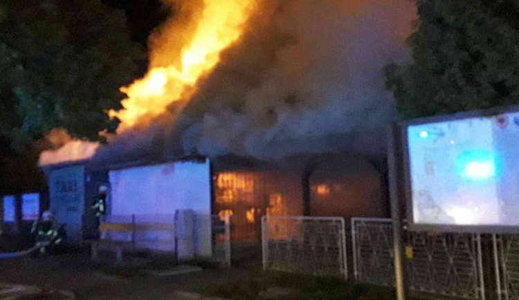 FOTO: V Uničově vyhořelo Rio. U požáru zasahovaly čtyři jednotky hasičů