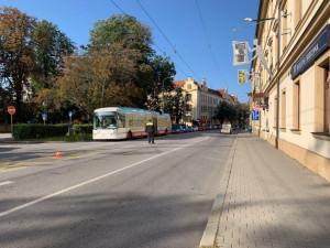 K nehodě trolejbusu a dvou osobních auto došlo dnes po osmé hodině ráno.